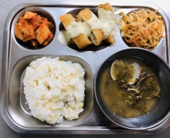 기장쌀밥
바지락냉이된장국
생선까스/타르소스
콩나물무침
김치