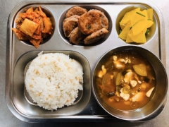 가바쌀밥
순두부찌개
해물동그랑땡
단무지쪽파무침
김치