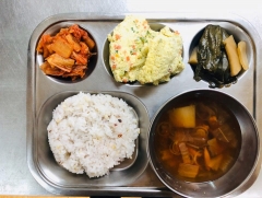 혼합잡곡밥
오징어무국
야채달걀찜 
깻잎장아찌 
김치