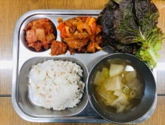 가바쌀밥
맑은무국
(한돈)제육볶음
상추/쌈장
김치
황도