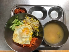야채비빔밥(당근, 오이, 콩나물)
감자호박된장국
달래양념장
달걀후라이
김치