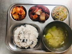 검정콩밥
들깨무채국
비엔나소세지볶음
숙주나물
김치