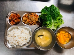 가바쌀밥
두부된장국
(한돈)제육볶음
상추/쌈장
김치
황도