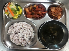 혼합잡곡밥
소고기미역국
비엔나야채볶음
애호박새우젖볶음
김치