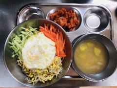 야채비빔밥(당근,오이,콩나물)
호박된장국
양념장
달걀후라이
김치