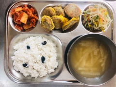 검정콩밥
들깨무채국
동그랑땡
숙주나물
김치