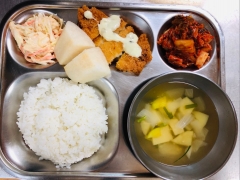 백미밥
맑은 감자국
생선까스/소스
양배추샐러드
김치
과일