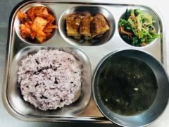 찰흑미밥
소고기미역국
함박스테이크/소스
미나리무침
김치