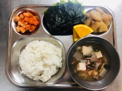 현미밥
오징어무국
감자양년조림
김구이
깍두기
과일