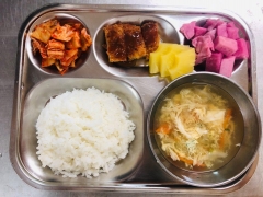 백미밥
달걀탕
순살돈까스/소스
무오이피클
김치
파인애플