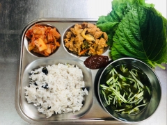 검정콩밥
오이냉국
제육볶음(한돈)
상추/쌈장
김치