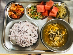 찰흑미밥
닭계장
미나리숙주나물
명엽채볶음
김치
과일