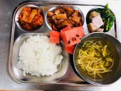 오징어덮밥
콩나물맑은국
시금치무침
오이피클
김치
과일
