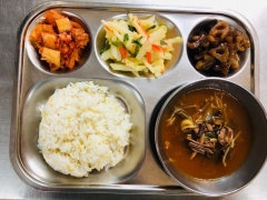 기장쌀밥
육개장
감자채볶음
연근조림
김치