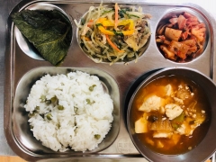 완두콩밥
연두부김치국
모듬잡채
깻잎장아찌
김치
