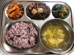 흑미밥
맑은감자국
(한우)허니간장불고기
시금치나물
김치