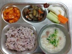 혼합잡곡밥
곰탕/소면
야채스틱/쌈장
가지나물
깍두기
과일