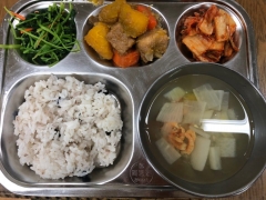 검정콩밥
맑은무국
단호박돼지갈비(한돈)
참나물무침
김치