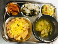 햄채소오므라이스
맑은무국
마카로니샐러드
양배추피클
김치