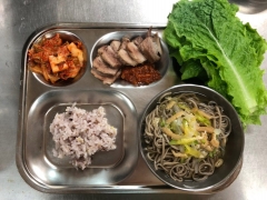 잡곡밥(한숟가락)
메밀국수
돼지고기수육
상추/쌈장
김치