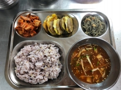 잡곡밥
냉도토리묵국
동그랑땡구이
잔멸치조림
김치