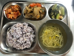 잡곡밥
콩나물국
찜닭
애호박나물
김치