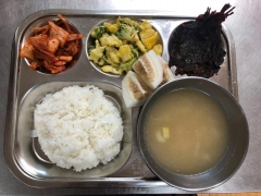 백미밥
들깨무국
달걀브로컬리볶음
양념깻잎지
김치
과일