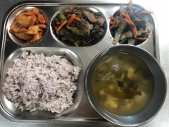잡곡밥
감자양팟국
소고기채소볶음
청포묵미나리무침
김치