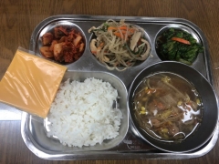 백미밥
백짬뽕국
알록달록잡채
상추무침
김치
유아치즈