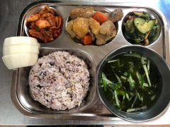 잡곡밥
오이냉국
닭살데리야끼볶음
애호박나물
김치
과일