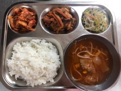 백미밥
김치콩나물국
오징어볶음
숙주나물
김치