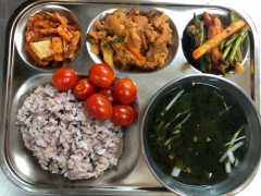잡곡밥
미역냉국
돼지볶음양배추볶음
치커리사과무침
김치
과일