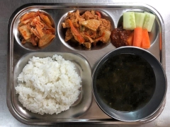 백미밥
소고기미역국
제육볶음
야채스틱/쌈장
김치