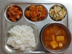보리밥
두부김치국
미트볼토마토소스조림
버섯나물
김치