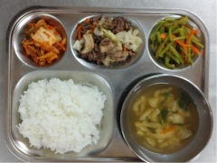 기장쌀밥
유부맑은국
쇠고기양배추볶음
고구마순나물
김치