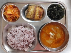 흑미밥
참치김치찌게
삼치구이
자반볶음
김치