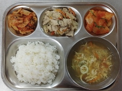 백미밥
달걀국
돈육간장볶음
노각무침
김치