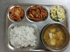 찰보리밥
두부된장국
오징어볶음
마카로니샐러드
김치