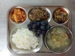 기장쌀밥
바지락맑은국
쇠고기당면볶음
가지나물
김치
과일