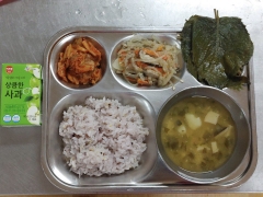 잡곡밥
감자된장국
알록달록잡채
깻잎장아찌
김치
미니사과쥬스