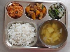 보리쌀밥
감자양팟국
단호박돼지갈비찜
청포묵미나리무침
김치