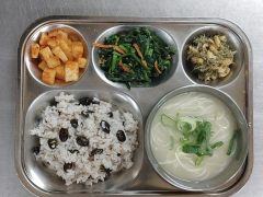 검정콩밥
설렁탕/소면
시금치나물
멸치땅콩볶음
깍두기