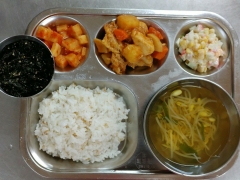 가바쌀밥
콩나물국
야채찜닭
치즈콘샐러드
깍두기
김자반
