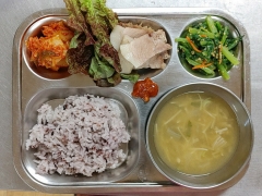 찰흑미밥
팽이버섯된장국
돼지고기수육
상추/쌈장
열무무침
김치