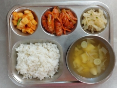보리쌀밥
맑은 감자국
비엔나야채조림
무쪽파나물
깍두기