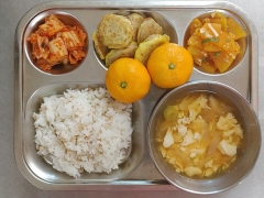 가바쌀밥
순두부찌개
해물동그랑땡
단무지쪽파무침
김치
과일