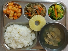 기장쌀밥
바지락맑은국
알록달록채소잡채
애호박볶음
깍두기
과일