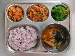 찰흑미밥
온도토리묵국
미나리나물
오징어야채볶음
김치