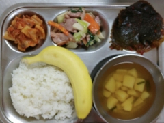 백미밥
맑은감자국
오리훈제볶음
양념깻잎지
김치
과일