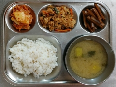 가바쌀밥
애호박된장국
돈육채소볶음
우엉조림
김치